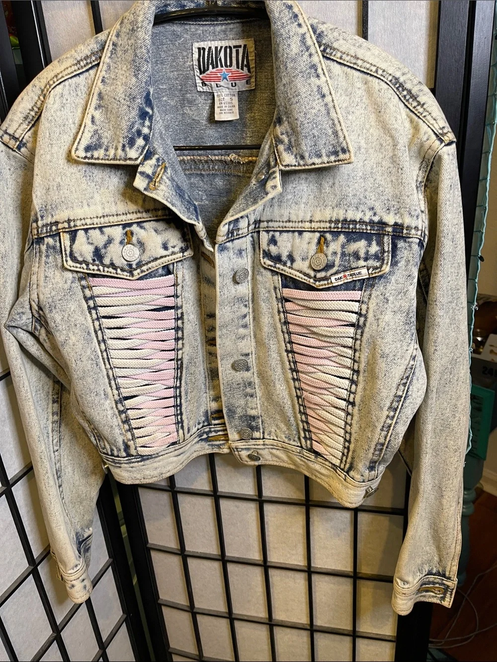 Dakota Blue   Standard vintage cropped acid-wash denim jacket.